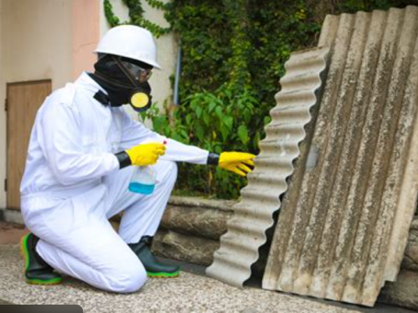 worker-removing-asbestos-insulation